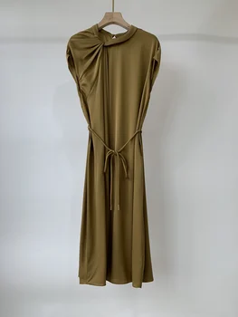 Шелковое платье с плиссированными плечами